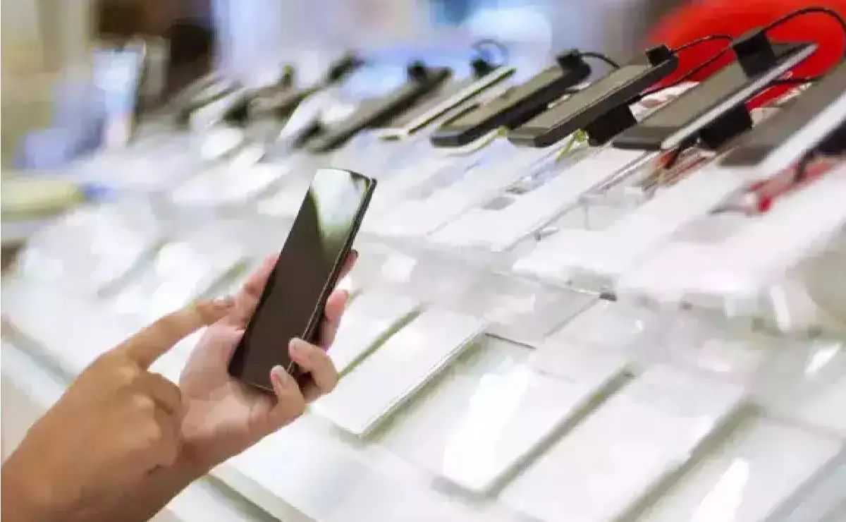 Chinese Mobiles Dial Up India Earnings to Outshine Regulatory Static