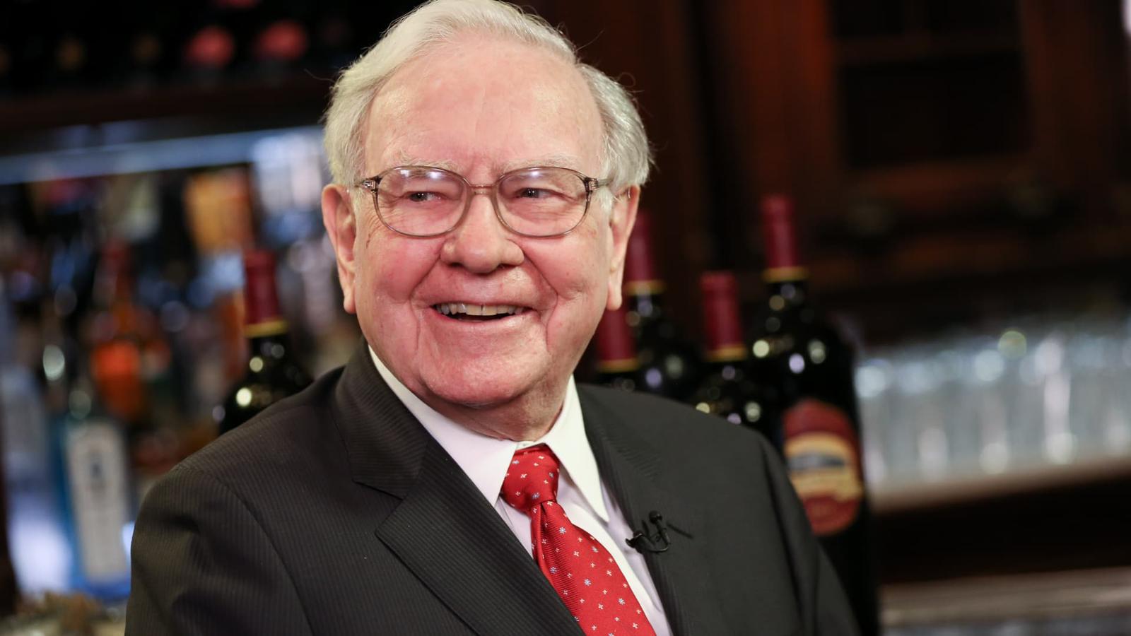Warren Buffett at 95: The Billionaire Who Outsmarted Aging with Coke, McDonald’s and Bridge
