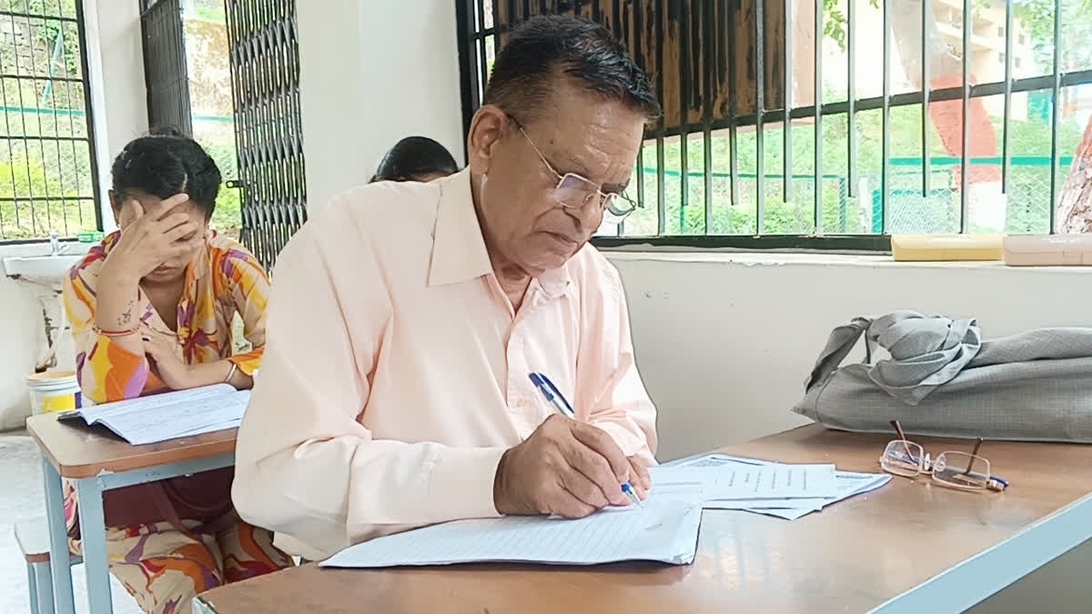 75-Year-Old Academic Pursues 33rd Degree in Himachal Pradesh