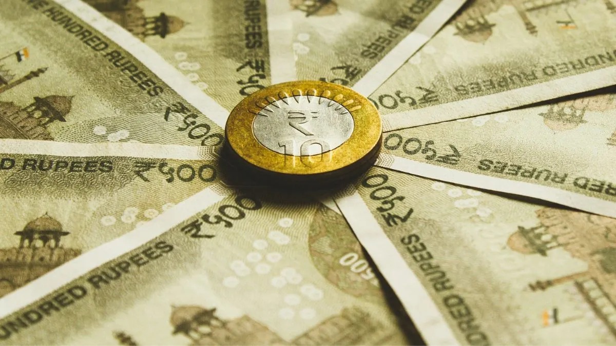 RBI Sells Dollars to Defend Rupee at Record Low Amid Trump’s Trade Tariff Threats