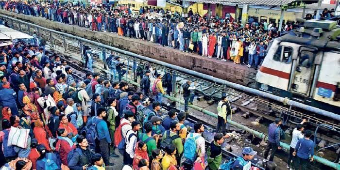 Chaos Erupts at Madhubani Station as Devotees Vandalize Train to Maha Kumbh