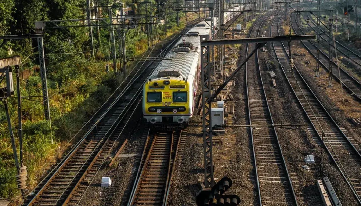 Pole-ing Around: Wadala Road Disruption Hits Harbour Line Services!