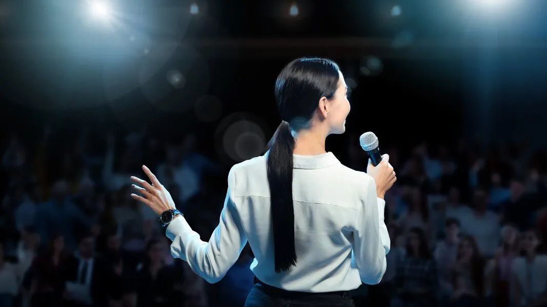 Mic Drop Moments: 6 Hacks to Speak with Confidence and Command the Stage