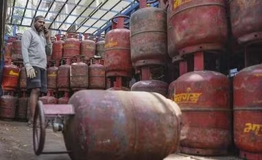 LPG Cylinder Prices Hold Steady For Households, Commercial Rates Elevated