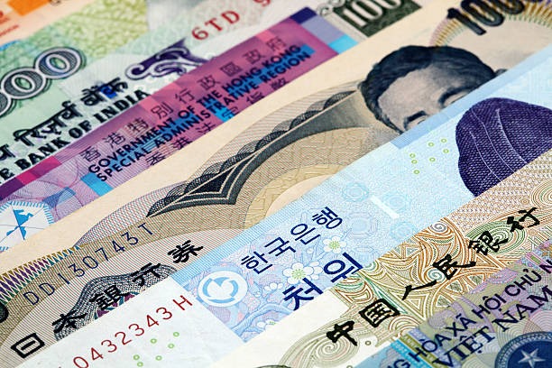 Bears Dominate Asia FX: Rupee Faces Mounting Short Bets, Peso Sentiment Sours, Baht Longs Lose Steam