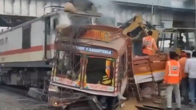 Mumbai-Amravati Express Crashes into Truck at Bodwad Station, No One Injured