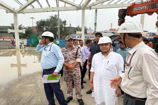 Railway Minister Reviews Progress on New Delhi Station’s Holding Area: Crowd Management, Modern Amenities, and Safety in Focus