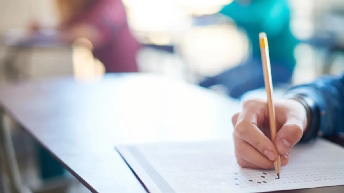 A Munna Bhai M.B.B.S. Moment: Mumbai Police Exam Applicant Caught Cheating with Bluetooth Device