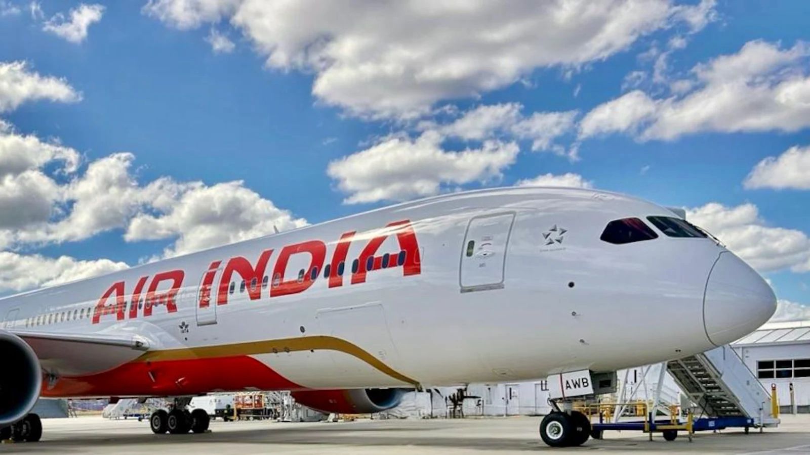 Bengaluru–Delhi Flight AI2802 Lands Safely After Engine Fire Alert, Passengers Safe