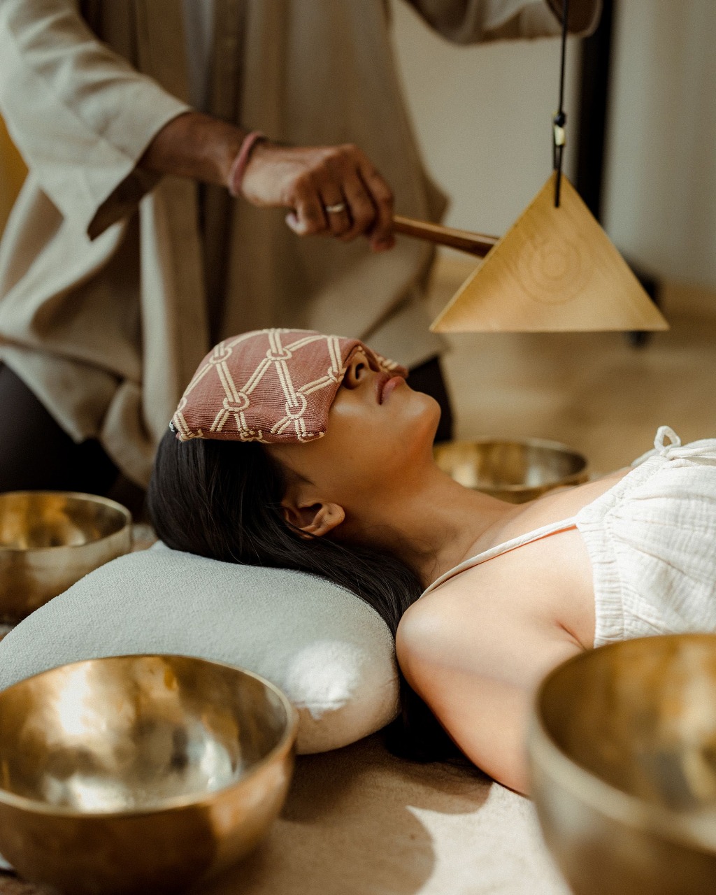 Luxury Meets Spirituality: Mira Kapoor’s Bowl Therapy Puts a Price Tag on Peace