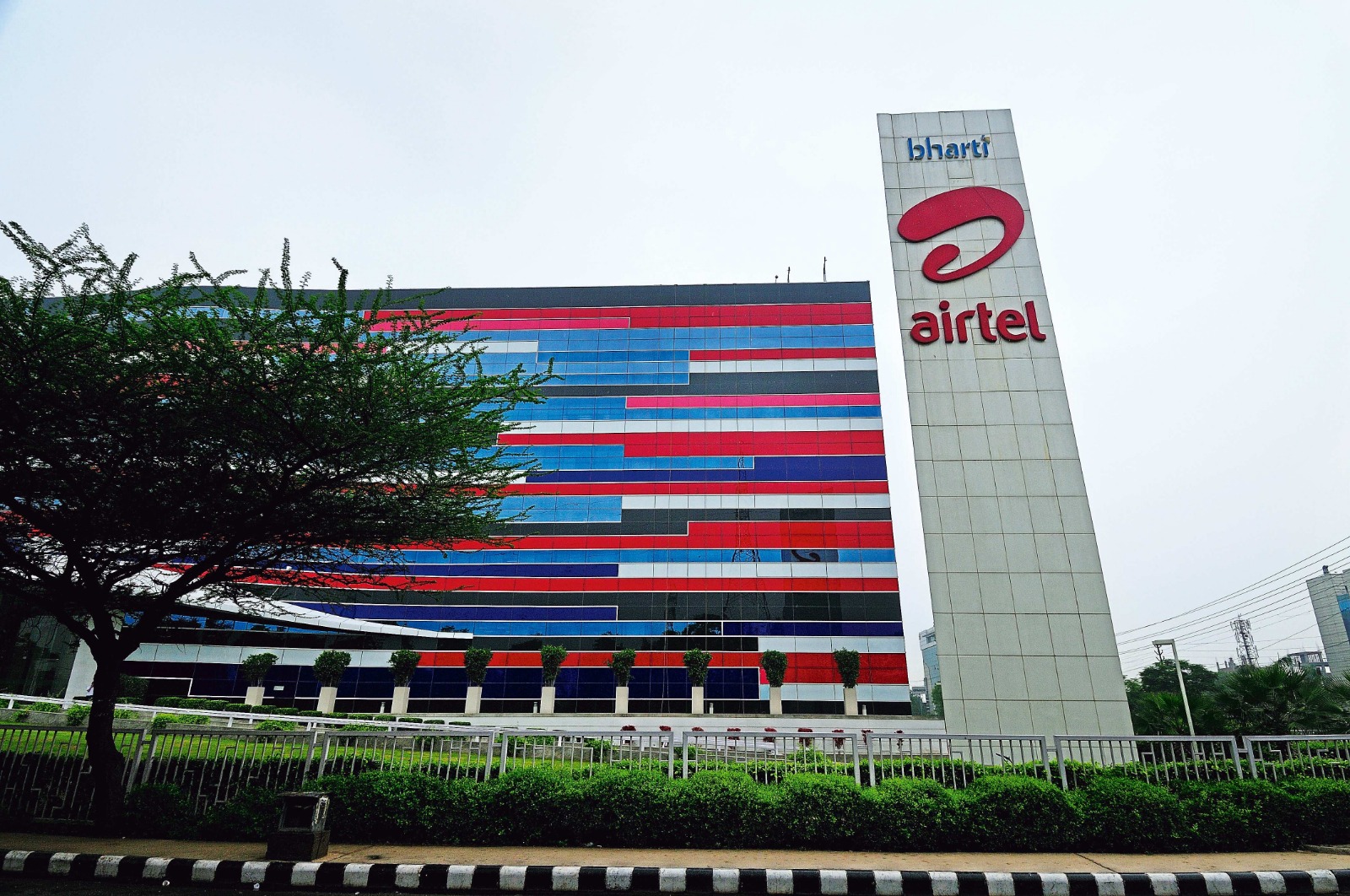 Bharti Airtel Shares Decline 2.4% Amid Sectoral Pressure