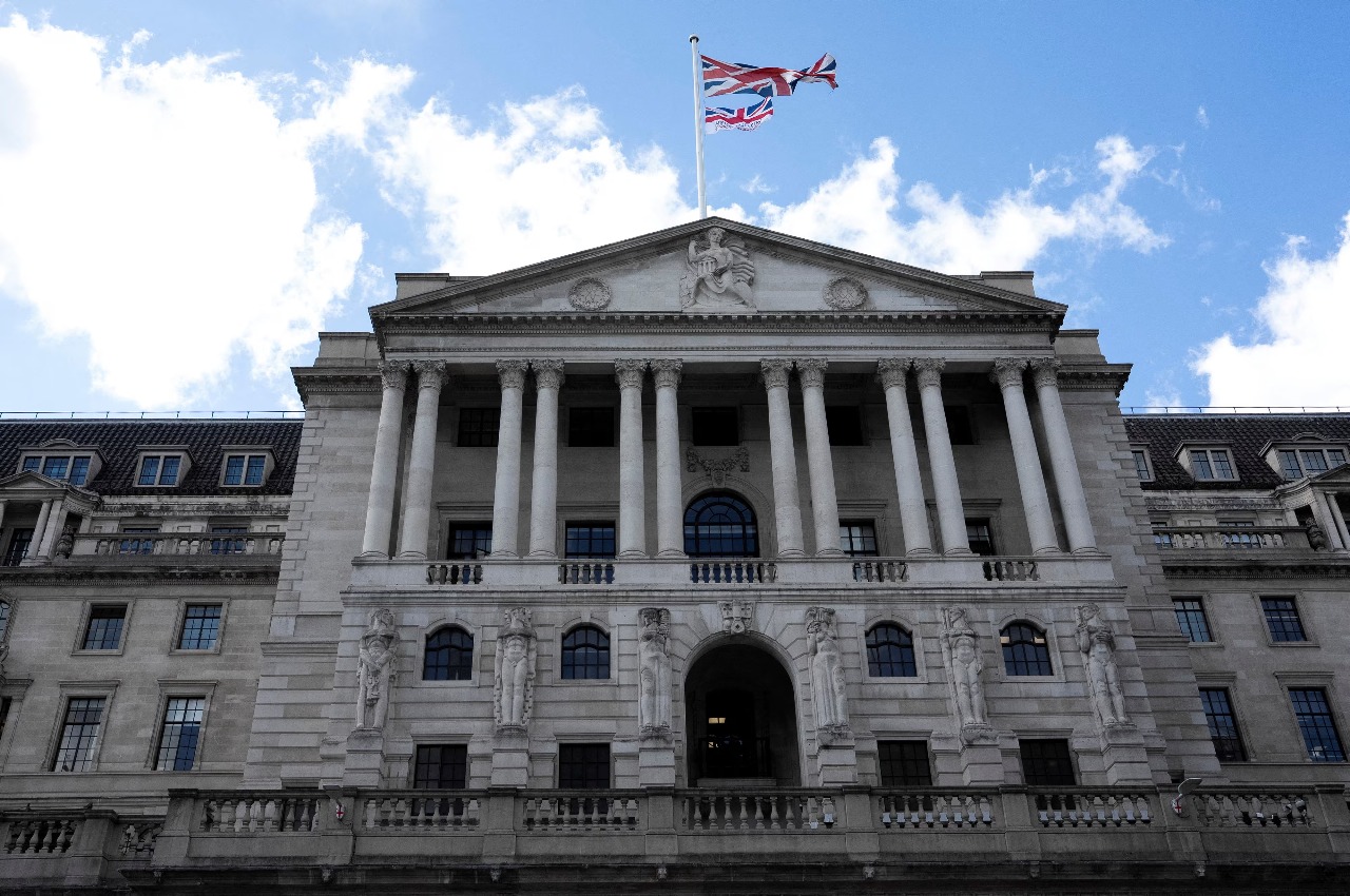 Bank of England Holds Rates at 4% in Narrow Vote, Signals Possible Cut Ahead