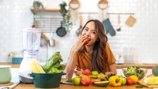 From Mindless Munching to Mindful Eating: Nutritionist’s Viral Advice Is Changing Lives
