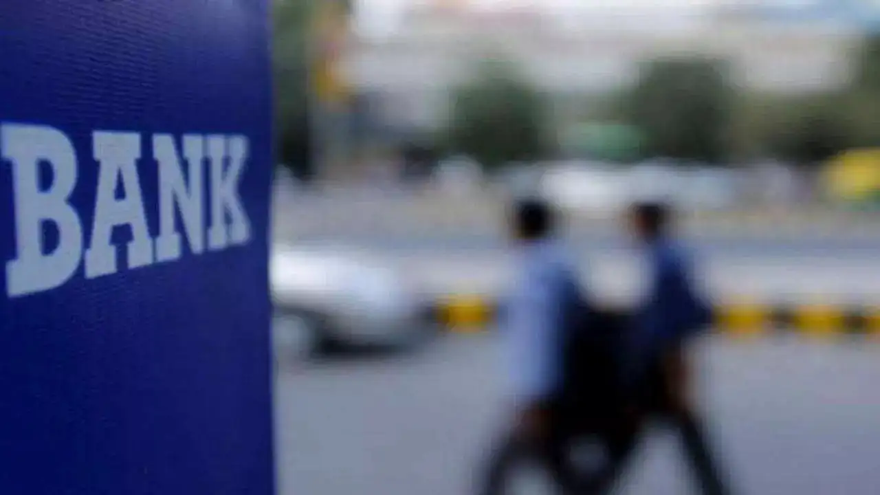 Banks Get an A for Assets, a C for Cash Flow—Fitch Sounds Alarm on Deposits
