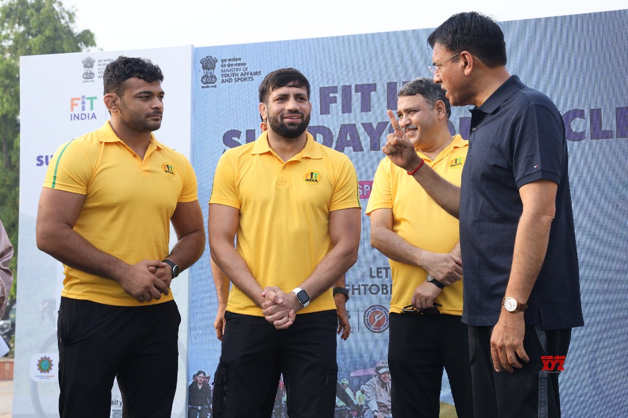 Ravi Dahiya and Deepak Punia Join Sports Minister Mandaviya at Fit India Sundays on Cycle