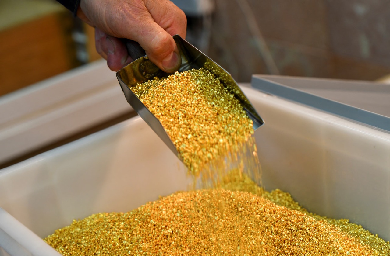 Gold Soars to Unprecedented Heights: Investors Flock to Safe Haven Amid Global Uncertainty