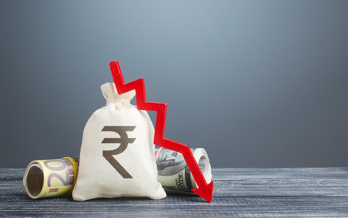 Indian Rupee Falls to 87.21 vs US Dollar, Posting Large Decline