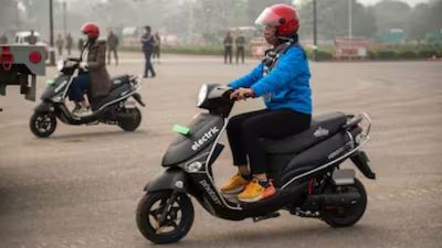 Delhi’s EV Drive: Rs 40,000 Subsidy for Bikers Amid Pollution Crisis