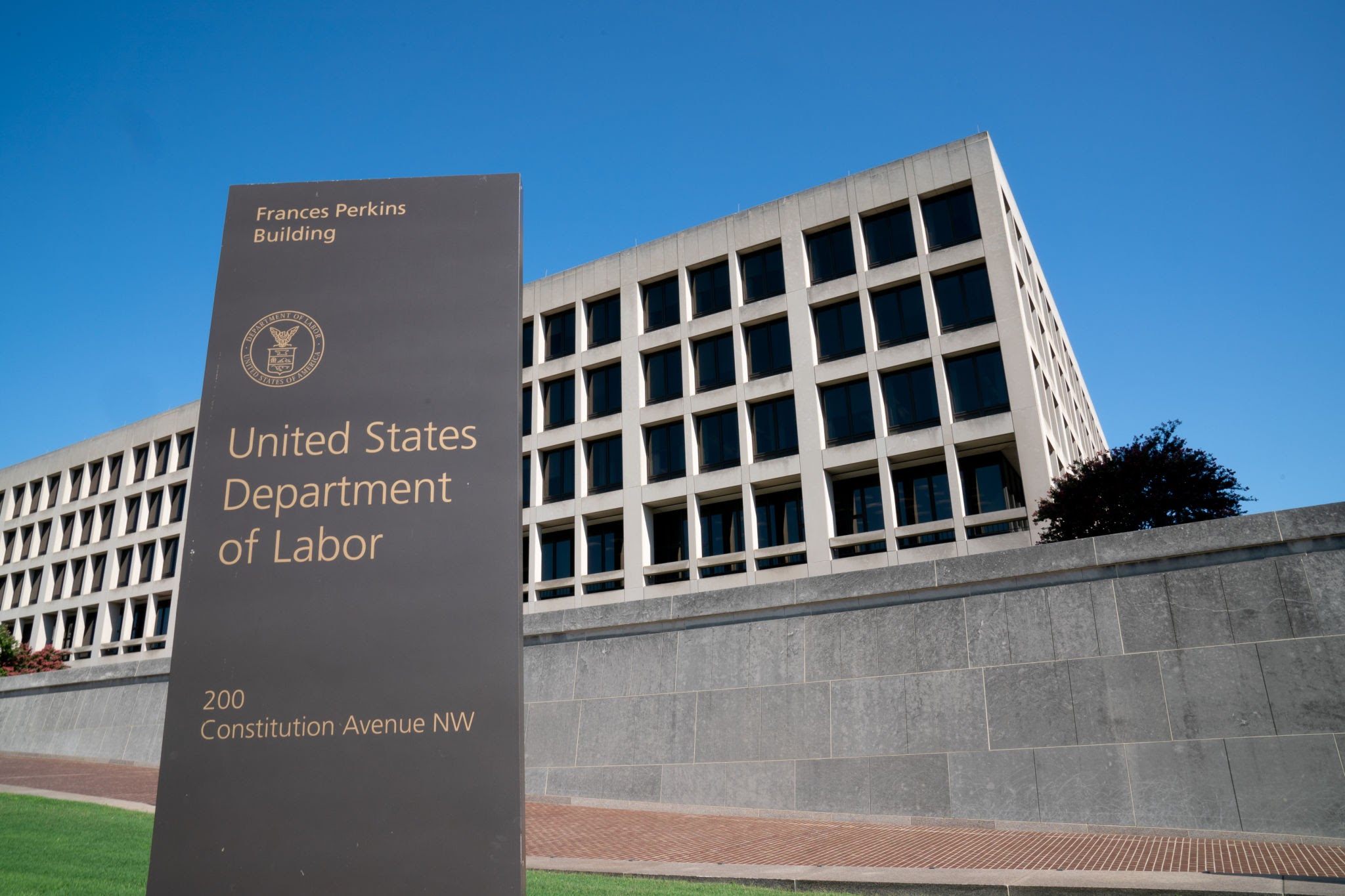 US July Unemployment Rate Drops to 4.1%, Outperforming Estimates