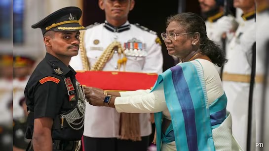 Saluting a Hero: President Murmu Awards Shaurya Chakra to Captain Deepak Singh’s Ultimate Bravery