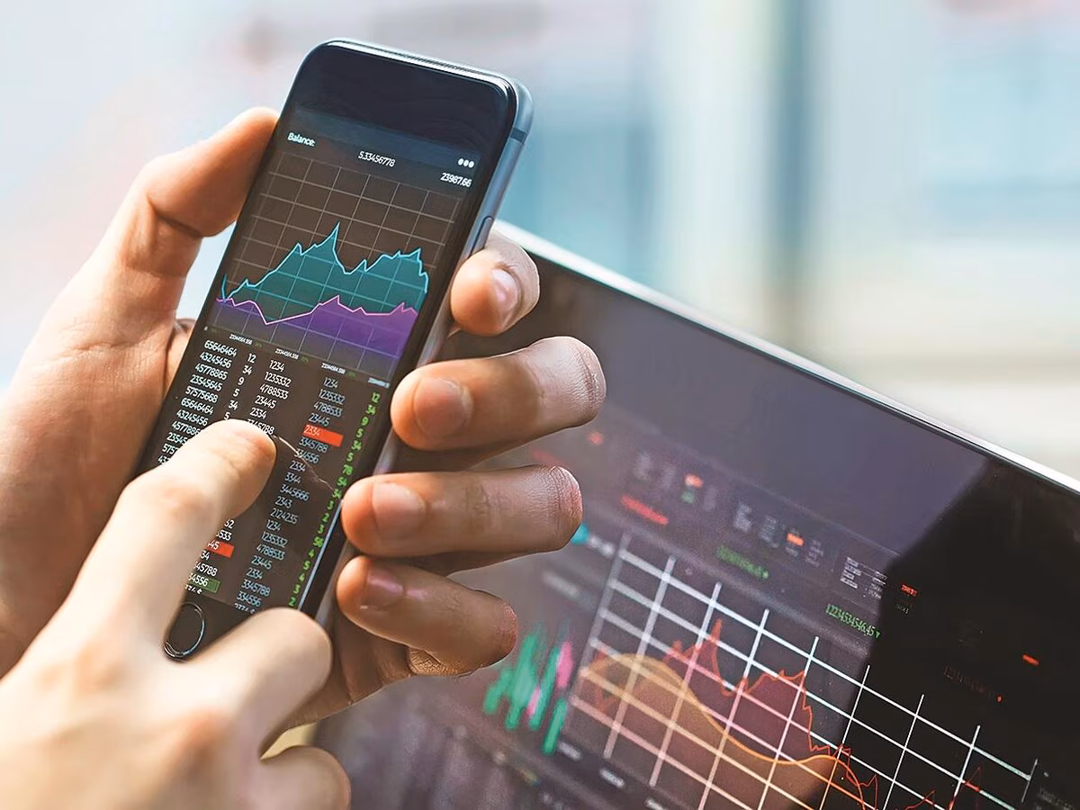 Dalal Street Sees Big Names Slip, Midcaps and Smallcaps Take the Spotlight