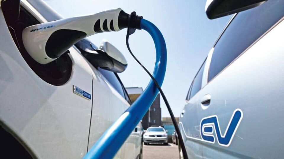 India's EV Push Fails to Scale Despite High-Budget Schemes and Targets