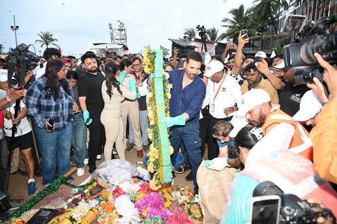 Eco-Warrior In Action: Akshay Kumar Leads Mumbai’s Post-Visarjan Mission