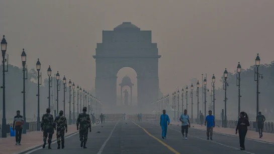 Delhi Records AQI of 319 Amid Thick Fog and Low Visibility Conditions
