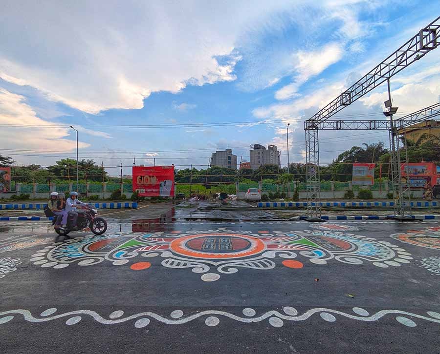 Kolkata Makes History with Spectacular 500-Foot ‘Alpana’ Street Painting, Blending Tradition and AI