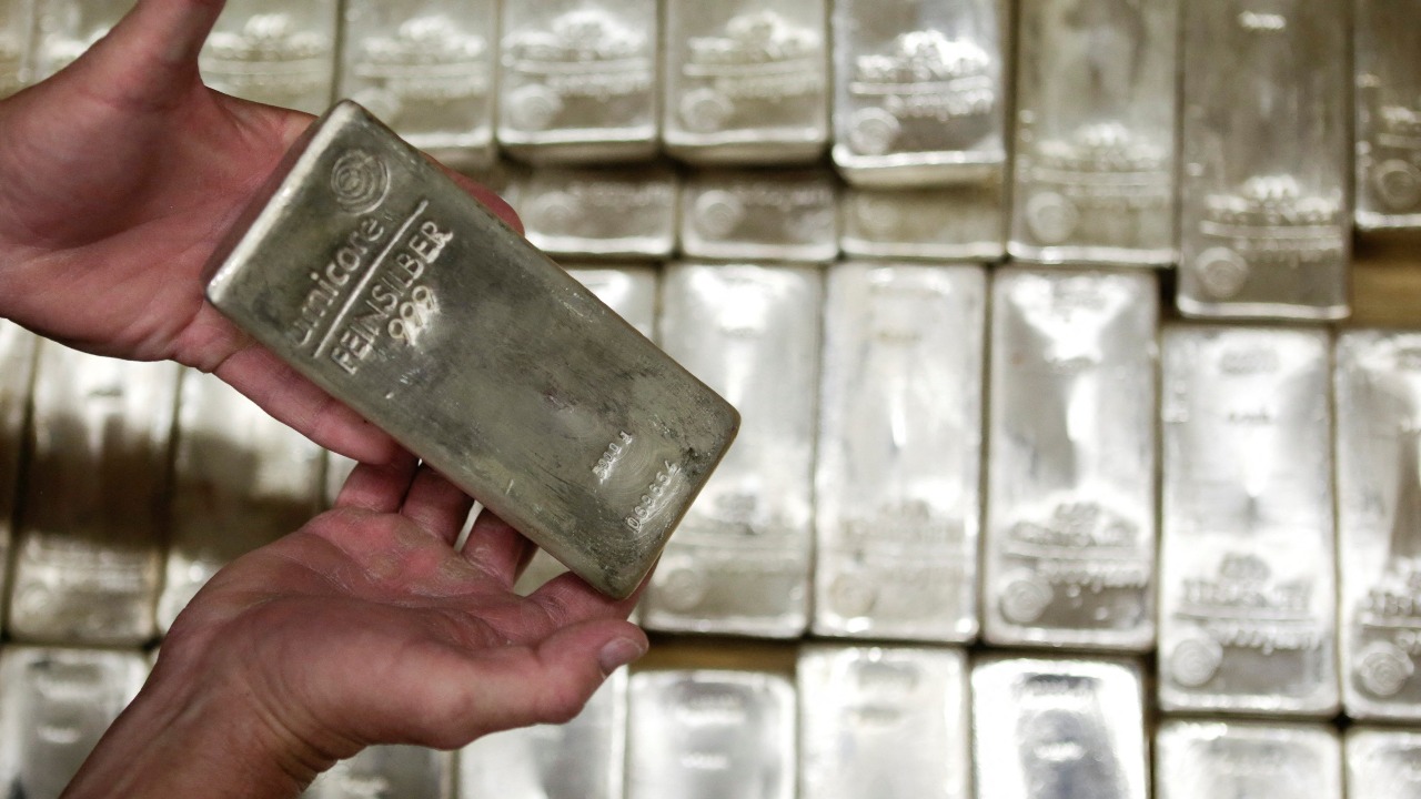Silver Futures Sparkle To Record Rs 1,14,875 Per Kg Amid Global Uncertainty