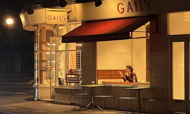 Brewing Art: Woman at London’s Gail’s Channels Hopper’s ‘Nighthawks’ Vibe