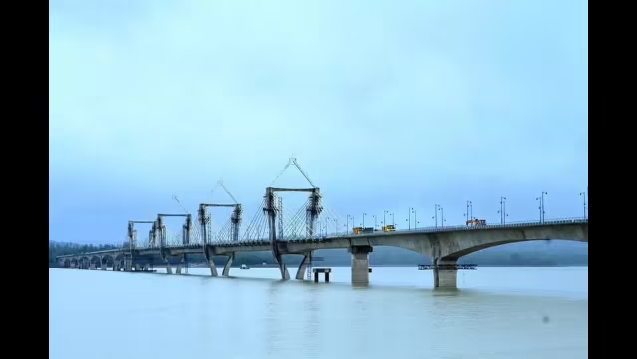 Gadkari Unveils Karnataka’s 2.44-Km Sigandur Bridge Amid Political Absence