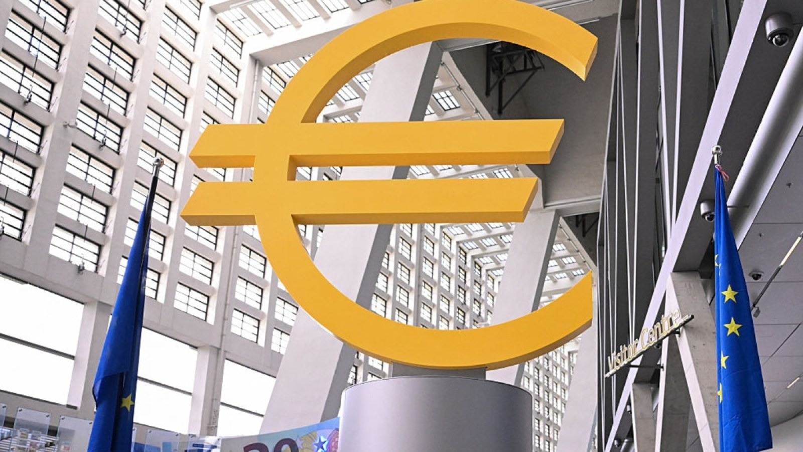 Beyond Expectations: AI Investments and Confident Shoppers Lift Euro Zone GDP