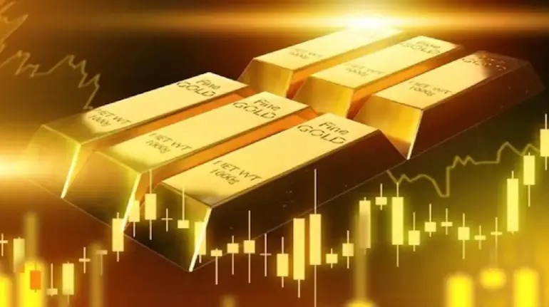 Gold Surges Past $5,200 as Dollar Hits Four-Year Low, Investors Flock to Safe Haven