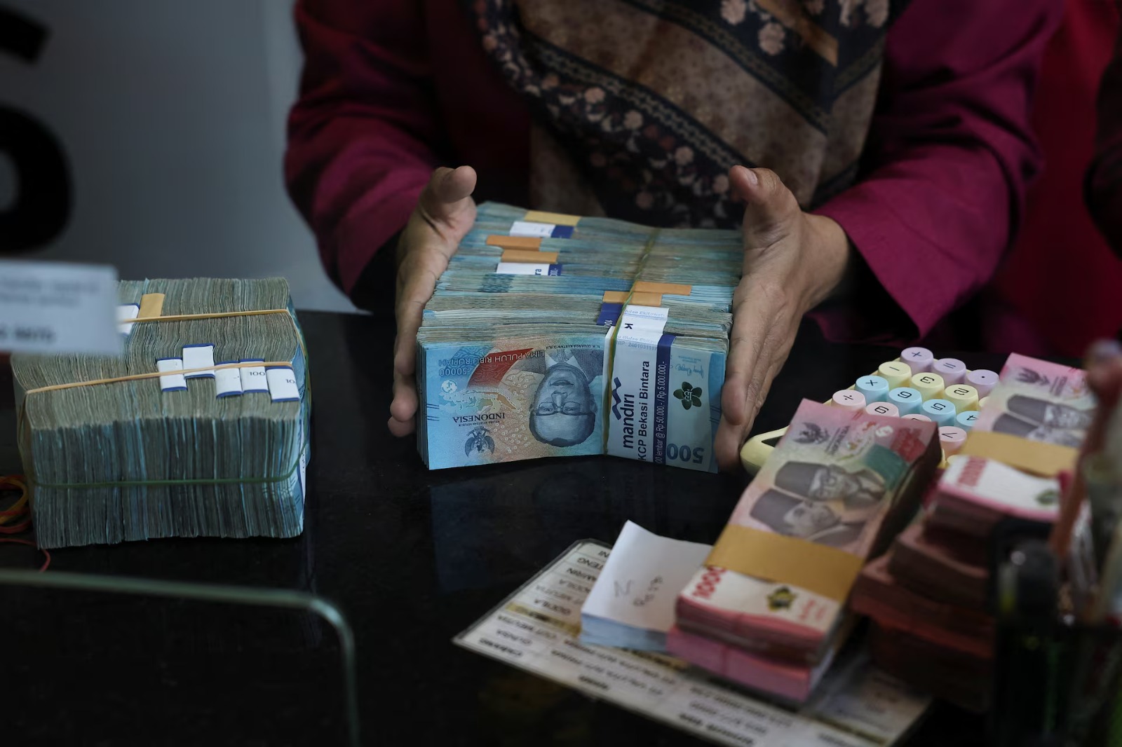 Reuters Poll: Investor Sentiment on Asian Currencies Improves