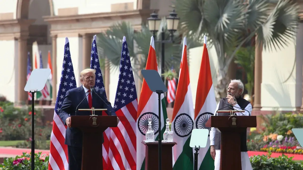 Tariff Shockwave: IT and Pharma Stocks Sink, ₹5,000 Crore FII Exodus Rattles Dalal Street