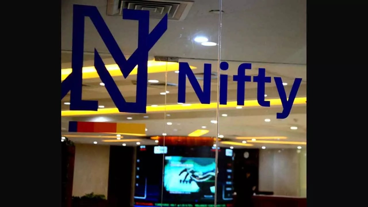 Nifty IT Index Climbs 0.6% While Nifty 50 Turns Negative, Down 0.2% Amid Sector Divergence