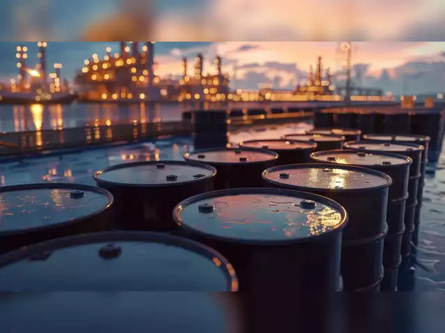 Oil Prices Climb Amid Russian Supply Concerns, Trump Tariffs Limit Gains