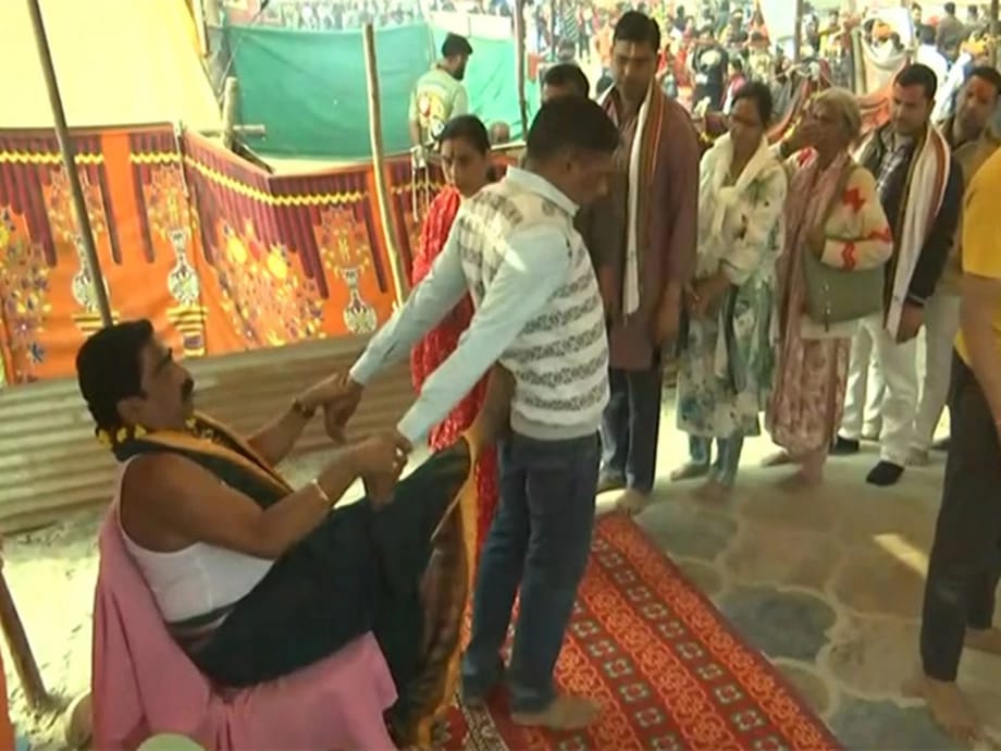 Miraculous Healer at Maha Kumbh 2025: Baba Artatrana's Healing Touch Draws Crowds