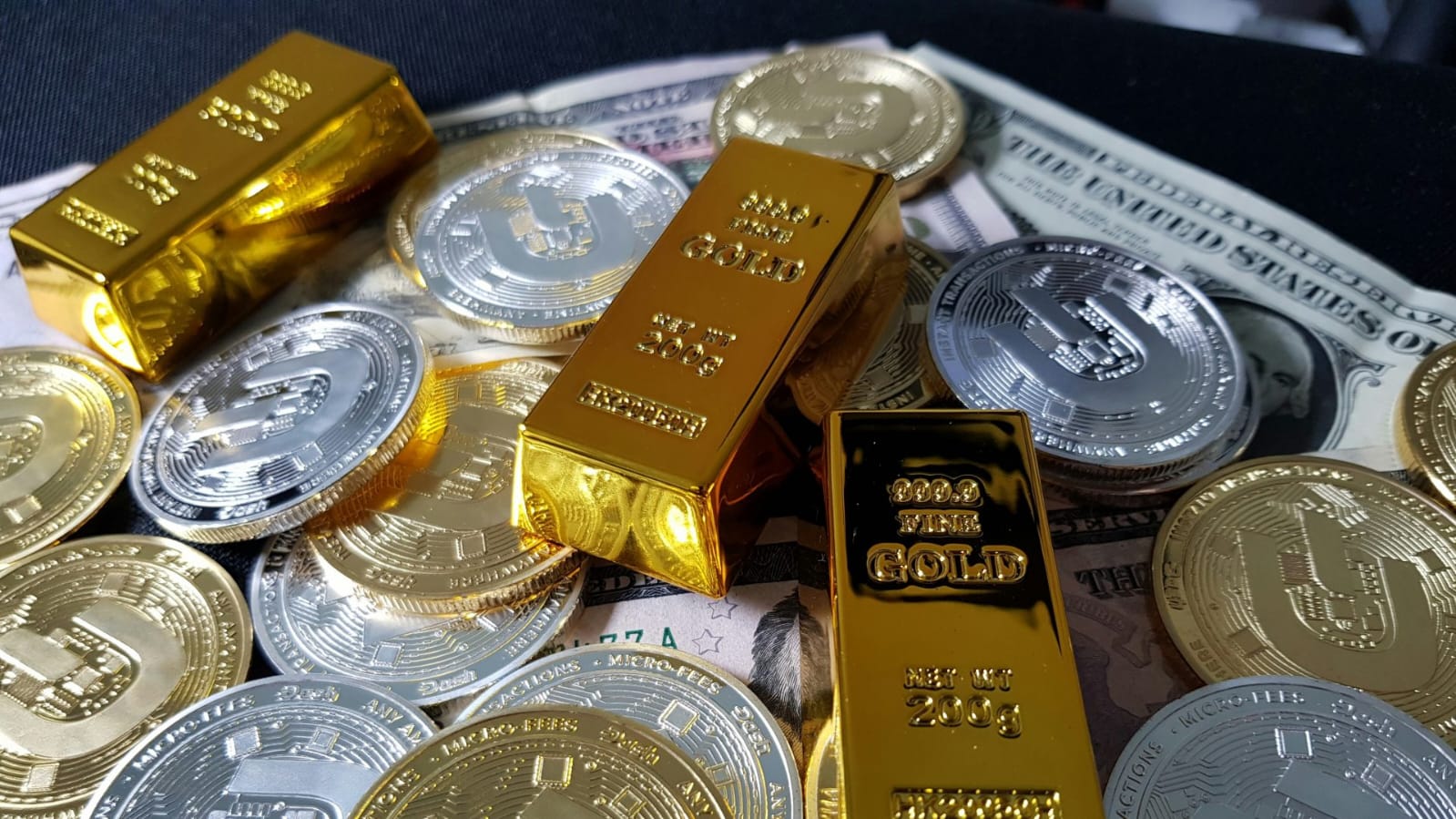 Gold and Silver Prices Dip Slightly in India