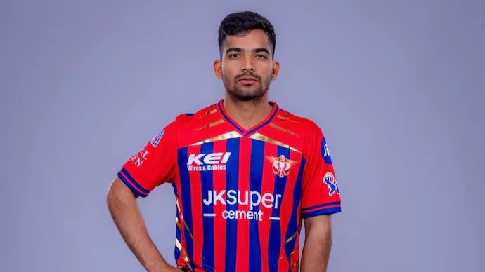 Debut Delight: Madhya Pradesh Teen Akshat Raghuwanshi Announces Arrival With First-Ball Six