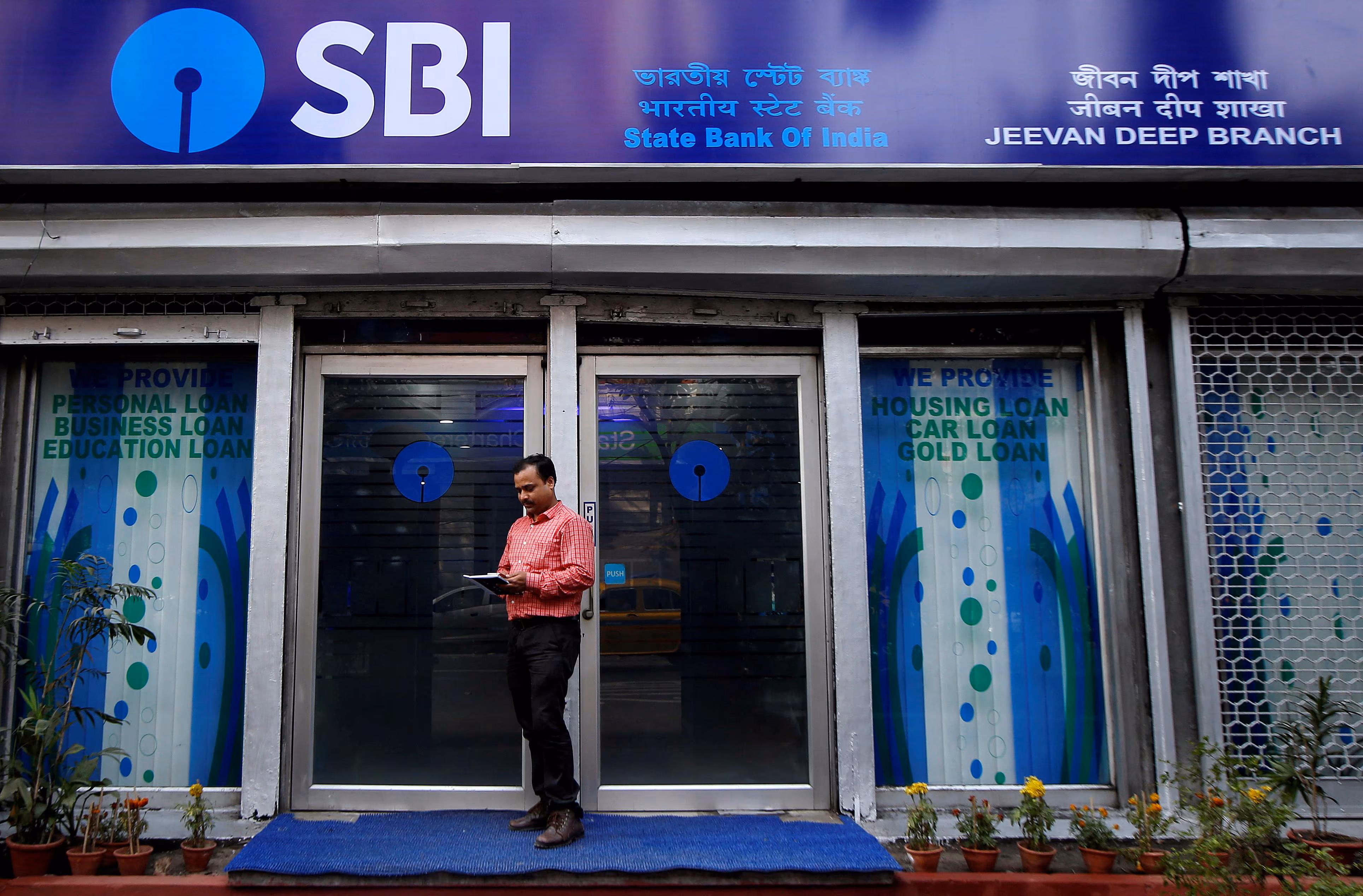 SBI Cards and Payment Services Shares Fall Amid Market Volatility