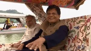 Peace of Heaven: Piyush Goyal Glides Through Dal Lake, Praises Kashmir’s Beauty & Spirit