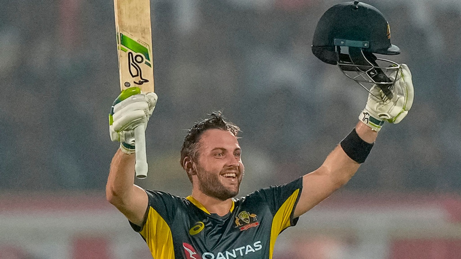 Australia in Strong Chase Against England in High-Scoring Clash