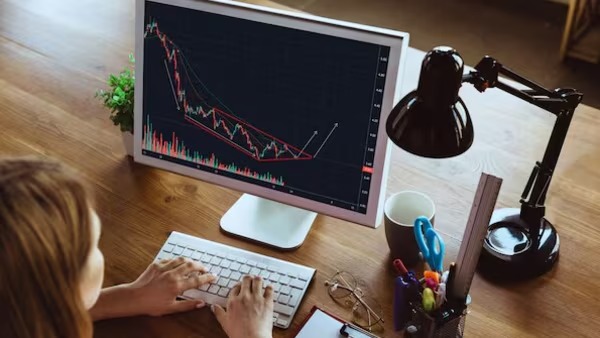 Affordable Gems: 4 Expert-Recommended Stocks Under Rs.100 for Intraday Trading Today
