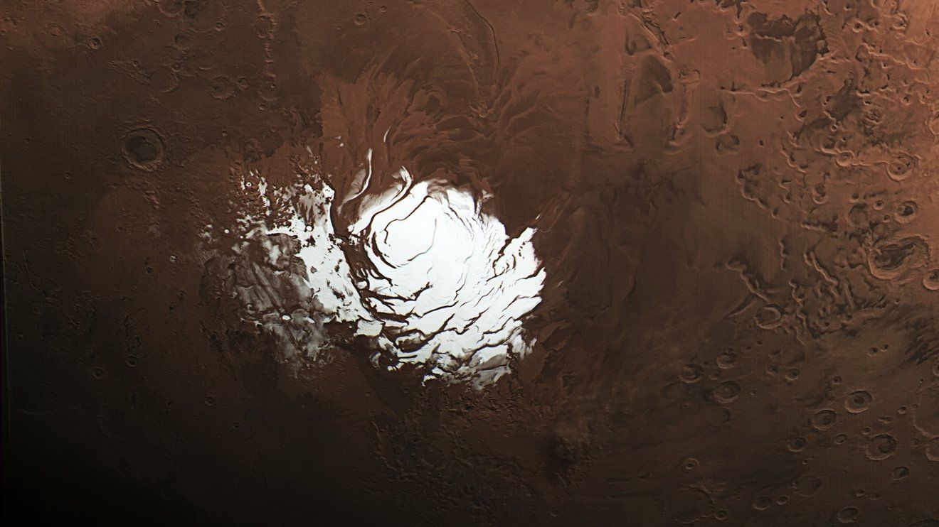 Polar Plot Twist: NASA’s Orbiter Turns Mars’ “Hidden Lake” Into Dusty Deception
