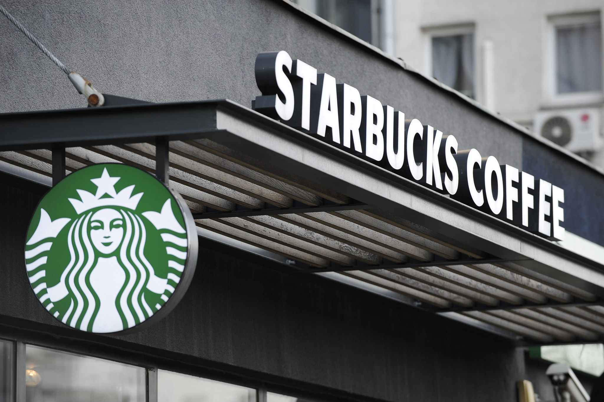Brewing Up Opportunities: 5 Reasons to Buy, 4 to Hold Back on Starbucks