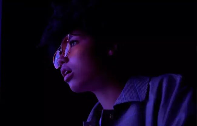 Blackout Brain: Why “True Black” Is a Myth and Your Mind Paints the Darkness Grey