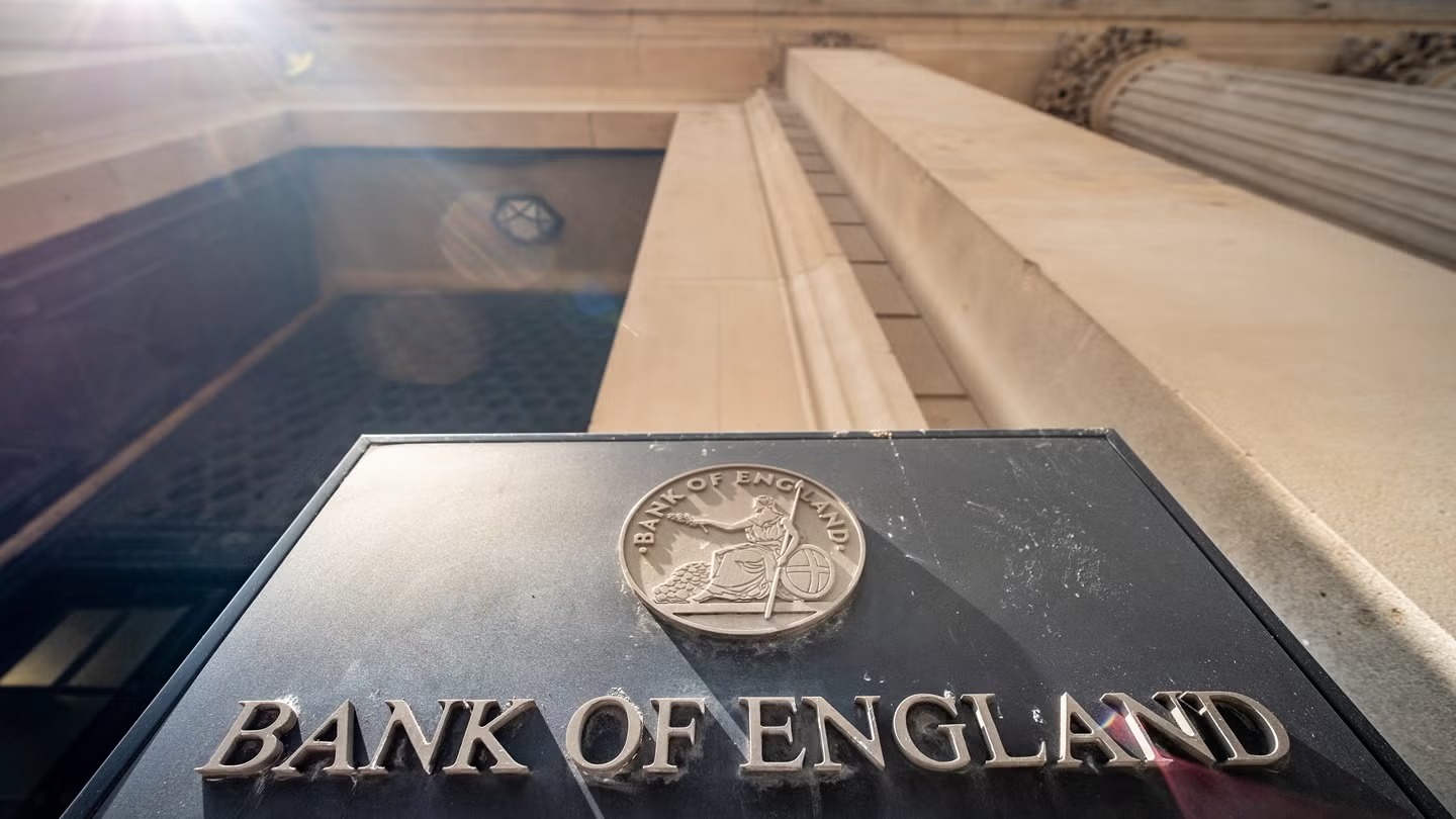 Bank of England Holds Rates in Tight 5-4 Vote, Signals Cuts Ahead