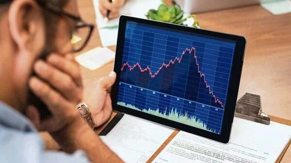 Indian Indices Trim Gains: Nifty Pharma and FMCG Sectors See Decline